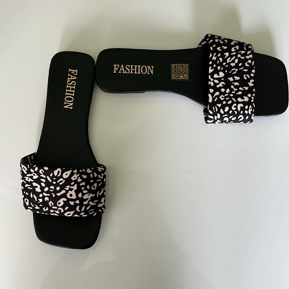 Canvas cheetah pattern flat slides - Picture 2 of 4
